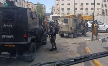 جيش الاحتلال يقتحم وسط الخليل ويقوم باغلاق المحال التجارية تمهيدا لاقتحام المستوطنين