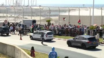 بالفيديو مغاربة يتظاهرون بميناء طنجة احتجاجا على مرور سفينة أسلحة لـ (إسرائيل )