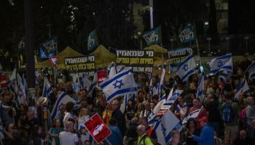 إسرائيليون يتظاهرون ضد إبادة غزة حاملين صور أطفال قتلوا بالحرب إسرائيليون يتظاهرون ضد إبادة غزة حاملين صور أطفال قتلوا بالحرب