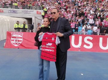 لدعمها القضية الفلسطينية.. الإفريقي التونسي يكرم ابنة غوارديولا على هامش الديربي (فيديو) لدعمها القضية الفلسطينية.. الإفريقي التونسي يكرم ابنة غوارديولا على هامش الديربي (فيديو)