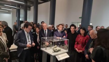 الرئيس ماكرون والوزير الحايك يفتتحان معرض كنوز أنقذت من غزة: 5 آلاف عام من التاريخ في باريس