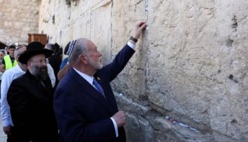 السفير الأميركي لدى إسرائيل يؤدي صلاة كتبها ترامب عند حائط البراق