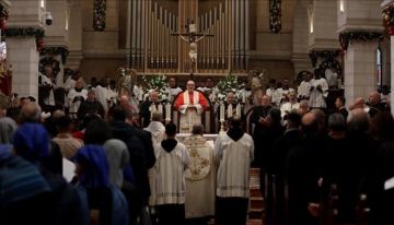 القدس.. غزة حاضرة بقداس في كنيسة القيامة لتأبين البابا فرنسيس