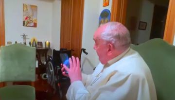 بالفيديو.. البابا يمازح كاهن كنيسة غزة ونائبه المصري ويشكره بالعربي