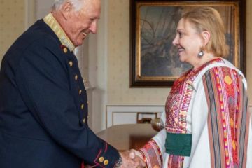 ملك النرويج يتسلم أوراق اعتماد سفير فلسطين كدولة مستقلة ملك النرويج يتسلم أوراق اعتماد سفير فلسطين كدولة مستقلة