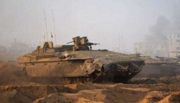 موقع عبري ينشر مقطع فيديو من 7 أكتوبر لدبابة تطارد عنصرا من حماس وتدهسه