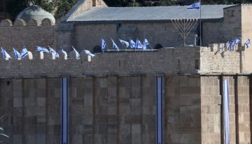 الأوقاف تدين رفع علم دولة الاحتلال فوق الحرم الإبراهيمي