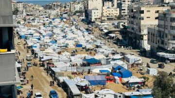 ملاعب غزة تتحوّل إلى ملاجئ للنازحين.. حكايات الألم تحت العارضة ملاعب غزة تتحوّل إلى ملاجئ للنازحين.. حكايات الألم تحت العارضة