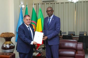 السفير حسان البلعاوي يقدم نسخة من أوراق اعتماده سفيرا لدولة فلسطين لدى جمهورية مالي