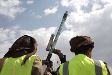 الحوثيون يعلنون استهداف حاملتي الطائرات ترومان وفينسون وإسقاط طائرة أمريكية مسيرة الحوثيون يعلنون استهداف حاملتي الطائرات ترومان وفينسون وإسقاط طائرة أمريكية مسيرة