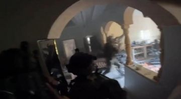 بالفيديو اشتباك ضار من نقطة صفر بين مقاوم وجنود الاحتلال في أحد المنازل بمدينة غزة بالفيديو اشتباك ضار من نقطة صفر بين مقاوم وجنود الاحتلال في أحد المنازل بمدينة غزة