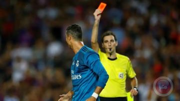 حكم الكلاسيكو.. طرد رونالدو وأشعل فتيل الغضب حكم الكلاسيكو.. طرد رونالدو وأشعل فتيل الغضب