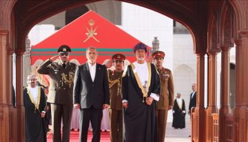 الرئيس الإيراني يصل مسقط في أول زيارة لدولة خليجية الرئيس الإيراني يصل مسقط في أول زيارة لدولة خليجية