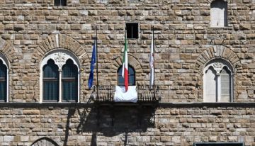 إيطاليا.. أكفان في الشرفات تخليدا لضحايا الهجمات الإسرائيلية على غزة إيطاليا.. أكفان في الشرفات تخليدا لضحايا الهجمات الإسرائيلية على غزة