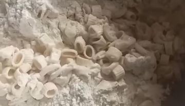 طحن المعكرونة والعدس والأرز .. خيار الغزيين الوحيد لصنع أقراص الخبز