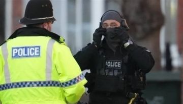 بريطانيا: اعتقال 5 أشخاص بينهم 4 إيرانيين للاشتباه بتخطيطهم لـ عمل إرهابي بريطانيا: اعتقال 5 أشخاص بينهم 4 إيرانيين للاشتباه بتخطيطهم لـ عمل إرهابي