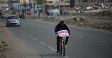 صحافي إسرائيلي يكشف عن آلية توزيع المساعدات داخل قطاع غزة