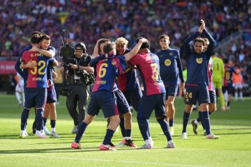 برشلونة يهزم ريال مدريد ويقترب من التتويج بالدوري الإسباني برشلونة يهزم ريال مدريد ويقترب من التتويج بالدوري الإسباني