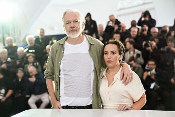 مهرجان كان.. أسانج يرتدي قميصا عليه أسماء نحو 5 آلاف طفل قتلوا في غزة