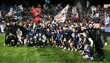 الأسطورة الإيطالية إنزاغي يلوح بعلم فلسطين في احتفالات فريقه الأسطورة الإيطالية إنزاغي يلوح بعلم فلسطين في احتفالات فريقه