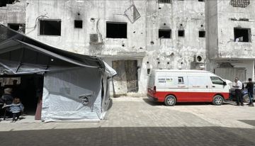 الهلال الأحمر يجلي جرحى وطواقم طبية من مستشفيين شمال غزة