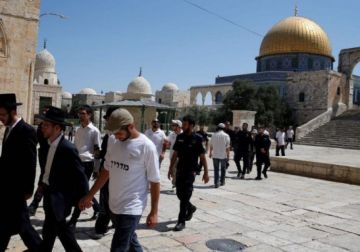 مستعمرون يقتحمون المسجد الأقصى