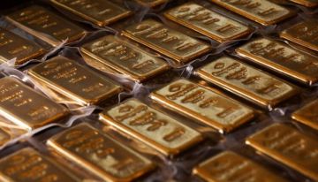 الذهب يتراجع مع صعود الدولار رغم عودة التوترات التجارية