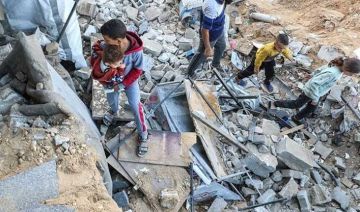 الأورومتوسطي: الاحتلال يمنع إنقاذ جرحى وأحياء تحت أنقاض منزل بخان يونس