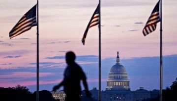 موديز تخفض تصنيف الولايات المتحدة الائتماني إلى Aa1