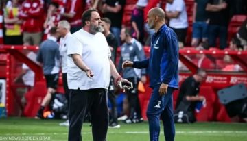 ملياردير ثروته 5 مليار دولار وهاتفه قديم..لقطة تحير العالم