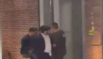 أول فيديو متداول لمطلق النار قرب المتحف اليهودي أول فيديو متداول لمطلق النار قرب المتحف اليهودي