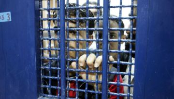 الاحتلال يصدر ويجدد أوامر الاعتقال الإداري بحق 93 أسيرا الاحتلال يصدر ويجدد أوامر الاعتقال الإداري بحق 93 أسيرا