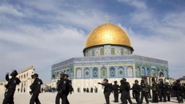 قوات الاحتلال تفرغ المسجد الأقصى وتغلق أبوابه بعد صلاة الفجر قوات الاحتلال تفرغ المسجد الأقصى وتغلق أبوابه بعد صلاة الفجر