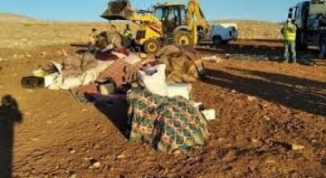 الاحتلال يجرف مداخل عدد من المحلات والمنشآت التجارية جنوب الخليل