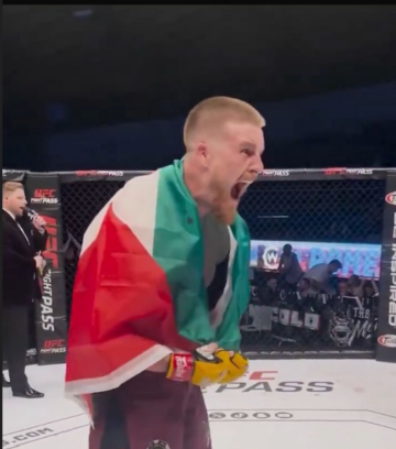 مقاتل إيرلندي يهزم نظيره الإسرائيلي ويرفع علم فلسطين (شاهد)