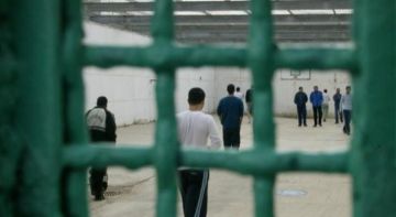 نادي الأسير: استخدام أهالي الأسرى كدروع بشرية يأتي في سياق سياسة عقابية انتقامية