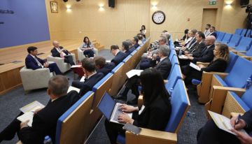 غرفة العمليات الحكومية تطلع أعضاء السلك الدبلوماسي على الجهود المبذولة لإغاثة شعبنا غرفة العمليات الحكومية تطلع أعضاء السلك الدبلوماسي على الجهود المبذولة لإغاثة شعبنا