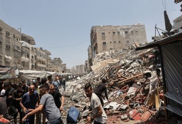 مراسلنا: القوات الإسرائيلية تقصف خيمة تؤوي نازحين قرب بنك فلسطين في حي الرمال غرب مدينة غزة