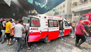 الهلال الأحمر يجلي مصابين وكوادر طبية من مشفى الإندونيسي شمال غزة