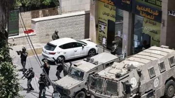 الاحتلال يضرب النظام المالي الفلسطيني بمداهمات مراكز الصرافة في الضفة الغربية الاحتلال يضرب النظام المالي الفلسطيني بمداهمات مراكز الصرافة في الضفة الغربية