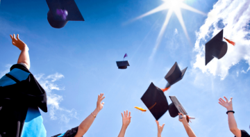 دائرة شؤون اللاجئين تباشر بتوزيع منحة الطالب الجامعي غرب رام الله