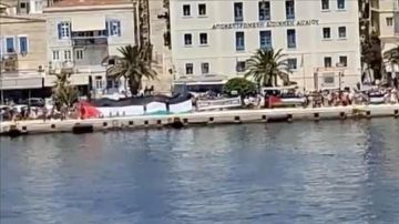 بالفيديو محتجون يونانيون يمنعون سفينة إسرائيلية من الرسو رفضا لحرب غزة بالفيديو محتجون يونانيون يمنعون سفينة إسرائيلية من الرسو رفضا لحرب غزة