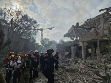 صحيفة بريطانية تكشف عن تضرر 5 قواعد عسكرية إسرائيلية صحيفة بريطانية تكشف عن تضرر 5 قواعد عسكرية إسرائيلية