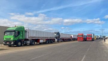 الإعلام الحكومي: تطالب بفتح ممرات آمنة لضمان وصول الغذاء والدواء