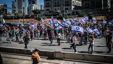 عائلات أسرى تغلق شارع أيالون في تل أبيب: نتنياهو يفشل الاتفاق عائلات أسرى تغلق شارع أيالون في تل أبيب: نتنياهو يفشل الاتفاق