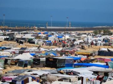 أهالي مخيم خان يونس يرفضون أوامر الإخلاء.. لا مكان لنا في المواصي المكتظة بالنازحين أهالي مخيم خان يونس يرفضون أوامر الإخلاء.. لا مكان لنا في المواصي المكتظة بالنازحين