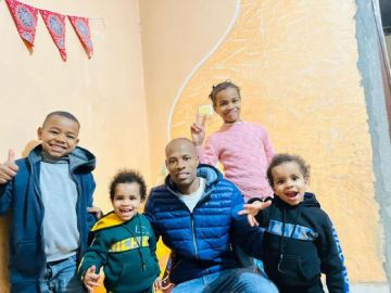 الأب حسام فرج.. حكيم أسعف آلاف الجرحى وعجز عن إنقاذ أطفاله الثلاثة الأب حسام فرج.. حكيم أسعف آلاف الجرحى وعجز عن إنقاذ أطفاله الثلاثة