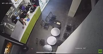 إعلام عبري: مؤيدون للفلسطينيين استهدفوا مطعما إسرائيليا في العاصمة اليونانية أثينا (فيديو)