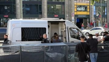 الشرطة الألمانية توقف محتجين مؤيدين لفلسطين وسط برلين الشرطة الألمانية توقف محتجين مؤيدين لفلسطين وسط برلين