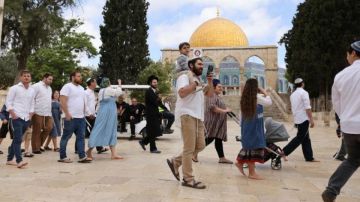 مستوطنون يقتحمون باحات المسجد الأقصى بحماية قوات الاحتلال